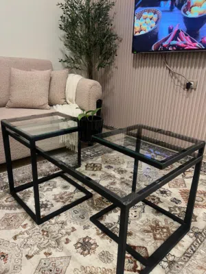 طاولة مع 2 سيرفيس بحالة الجديد للبيع