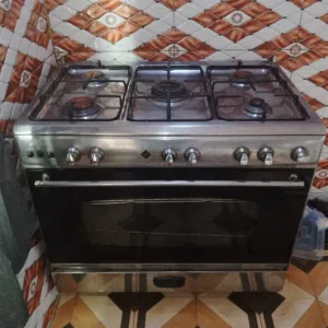 طباخ نضيف شغال الفرن شغال