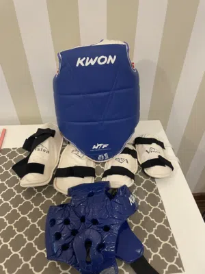 للبيع بدلة تايكواندو مستعملة للفئة العمرية من 12-18