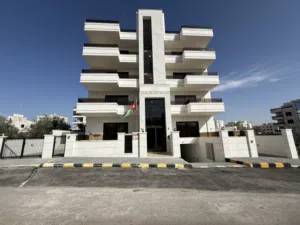 شقة سكنية فاخرة بمساحة 165م بمنطقة البنيات موقع قرب جامعة البتراء طريق المطار