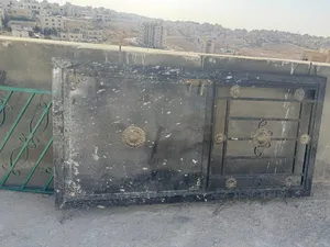 باب حديد بحاله جيده للبيع