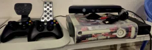 الجهاز هو نسخة Xbox 360 "Fat" (الأصلية)،مع شريط