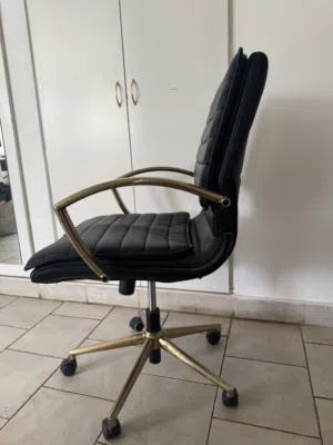 Black office chair