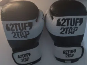 قفازات ملاكمة 2 Tuff 2 Tap مقاس 8 أونصة – بجودة عالية وتبطين داخلي مريح وقوي، مثالية للتدريب والمبار