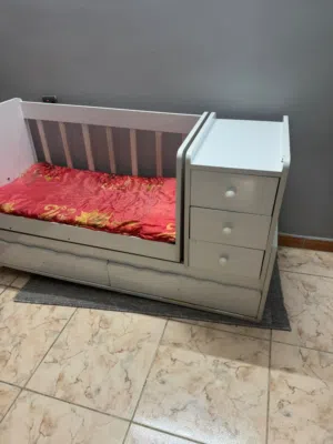 سرير اطفال نظيف