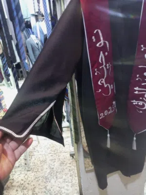 روب تخرج    طاقيه.  وشاح عادي.  وشاح ملكي