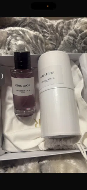عطر ديور الجديد مب مستخدم مع اغراضه كله و الاصلي.
