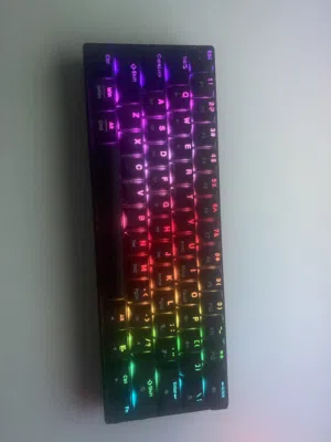 كيبورد ميكانيكي جيمنج 60% RGB يدعم ماك وويندوز - بحالة ممتازة قابل للتفاوض
