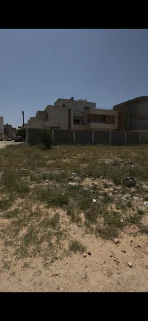 أرض سكنية للبيع واجهتين تنقسم على2 _ السبعة قرب مسجد القدوس السلام قريب من جميع الخدمات مقسم هادي