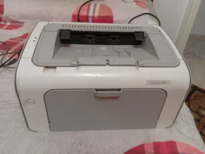 طابعة ابيض و اسود HP laserjet P1102 لا توجد بها اى عيوب البيع مع كابل الباور البيع لعدم الحاجة