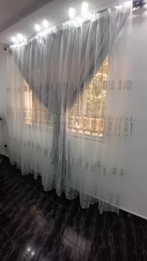 برداية لون ابيض وسكني