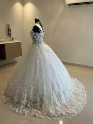 9 wedding dresses (3 new) 9 veils different size and designs 6 jupouns different size 1 cape