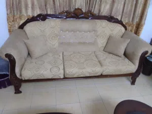 كنب 10 مقاعد ومعهم ثلاث طربيزات