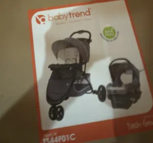 للبيع عربة أطفال أصلية من ماركة Baby Trend