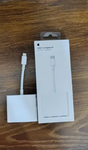 وصلة أبل الأصلية (Apple USB-C Multiport Adapter)