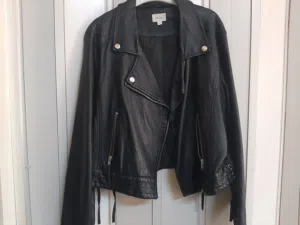 جاكيت جلد أسود