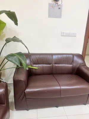 طقم كنب مكتبي جلد جديد بحالة الوكالة مكفول بلون مميز