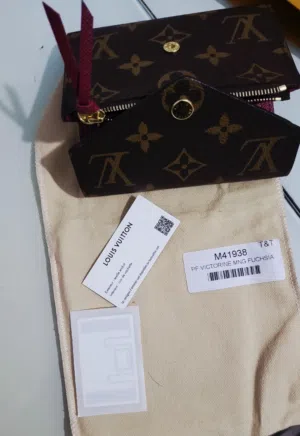 محفظه لويس فيتون اصليه وغير مستخدمه وعاين قبل الشراء