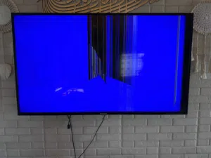 تلفزيون g-guard مستعمل+ طاولة تلفزيون مستعمل