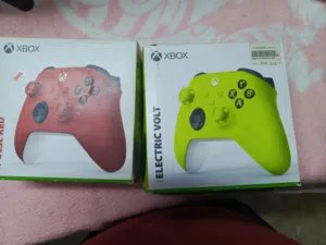 أيادي تحكم Xbox series s/x بحالة ممتازة مع كراتينهم