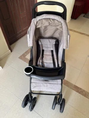 عربة أطفال شبه جديده استخدام بسيط