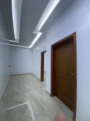 شقة حديثه للايجار ف طريق المشتل ع رئيسي قرب مصحه قدور