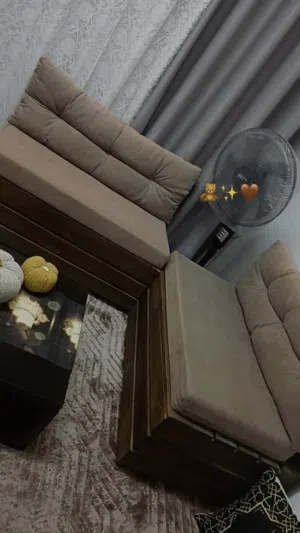 طقم كراسي خشب ثقيل .. حجم المقعد الواحد 100*50 متر طول ونص عرض السعر ل 3 مقاعد 150 مع الفرش