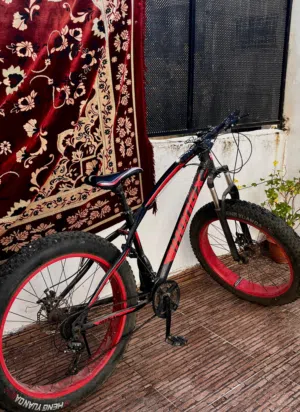 بسكليت HONGX جبلي 26 عجل عريض + غيارات / شبه جديد استعمال خفيف جدًا للبيع بسعر مغري �