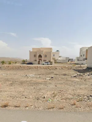 ارض سكنية في المعبيلة السادسة مفتوحة من 3 جهات بموقع لا يتفوت !