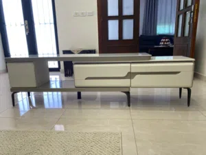 طاولة تافزيون مودرن قابلة للتمدد حالة جيدة