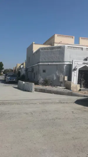 بيت عربي ارضي وطابق مقسم ثلاثة بيوت بثلاثة عدادات كهرباء رسمية  زاوية على شارعين قار قرب مسجد