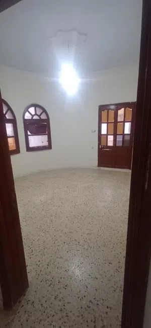 شقة دور ثاني للايجار في سوق الجمعة 11 يونيو طريق16
