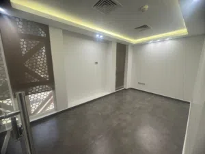 مكاتب فاخرة مع موقع مميز للايجار بمجمع تجارى  بمنطقة شرق