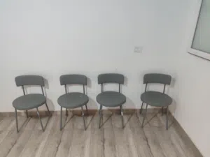 أربع كراسي حديد مستعملة لغرفة المظبخ
