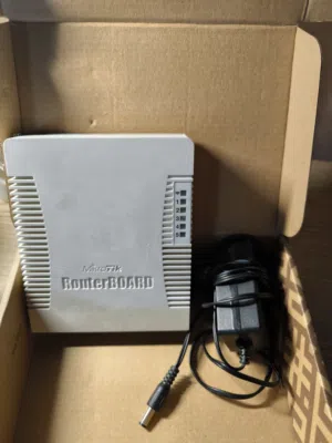 سلام عليكم مايكرو تيك راوتر MikroTik-E1B253  بحاله جيده جدا