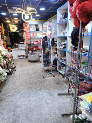 مكتبة جاهزه ومتكاملة للبيع اسم قديم ومعروف موقع مميز ركن ع شارعين مكان تجاري شارع البهو تقاطع المستو