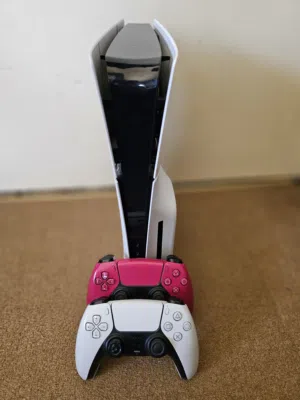 بلايستيشن 5 سلم وكاله نسخه السيدي مع ايدتين اصليات