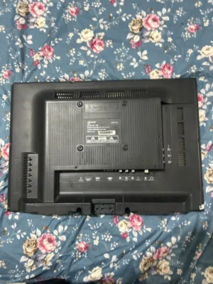 شاشه starsat للبيع ما تشكي من شي بس القواعد مكسوره و نظييفه جداً و اي شي تبي تفتسر عنه حياك خاص