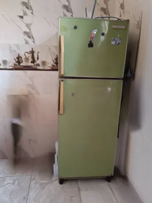 ثلاجة بابين حالة ممتازة