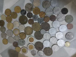 عملات معدنية قديمة وجديدة