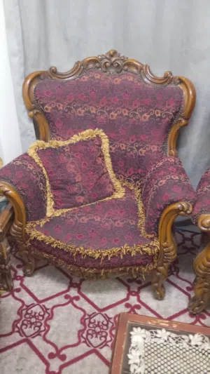 للبيع كنب مع طاولات