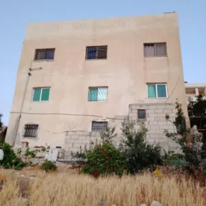 بيت حي التقوى ماركا جنوبية طريق الحزام طابقين وتسوية بسعر مغري ونهائي واصل خدمات ماء وكهرباء للجادين