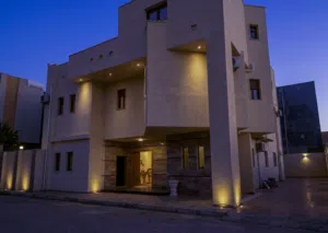 فيلا تبارك الرحمن في شارع مغلق من 3 أدوار على بُعد 50م من الرئيسي