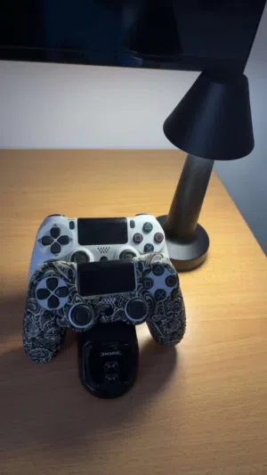 يدتين تحكم سوني 4 مستخدم