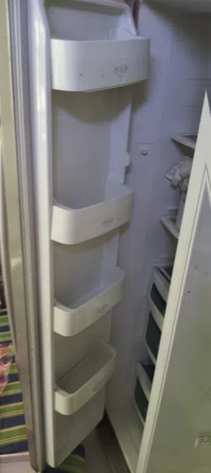 ثلاجه بابين ممتازه وشغاله من نوع دايو نظيفة وتبريد ممتاز
