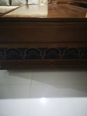 طاولات من خشب الزان