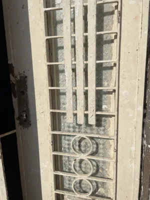 باب حديد وزنو 90 ثقيل بس بدو حف ودهان