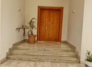 فيلا للبيع في عين زارة طريق المشتل مقسم شمسي تشطيب حديث داخل مقسم مغلق بالبوابة