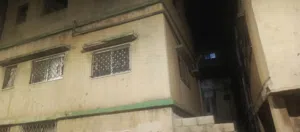 منزل للبيع مكون من ثلاث شقق كل شقه مدخل لحال وساعه مي وكهرباء لحال منزل نظام قديم