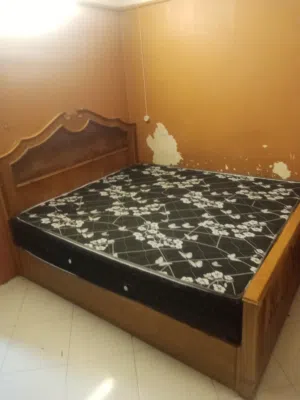 غرفة نوم كامله ( سرير كبير + دولاب + 2 كومدينو + تسريحه ) خشب زان